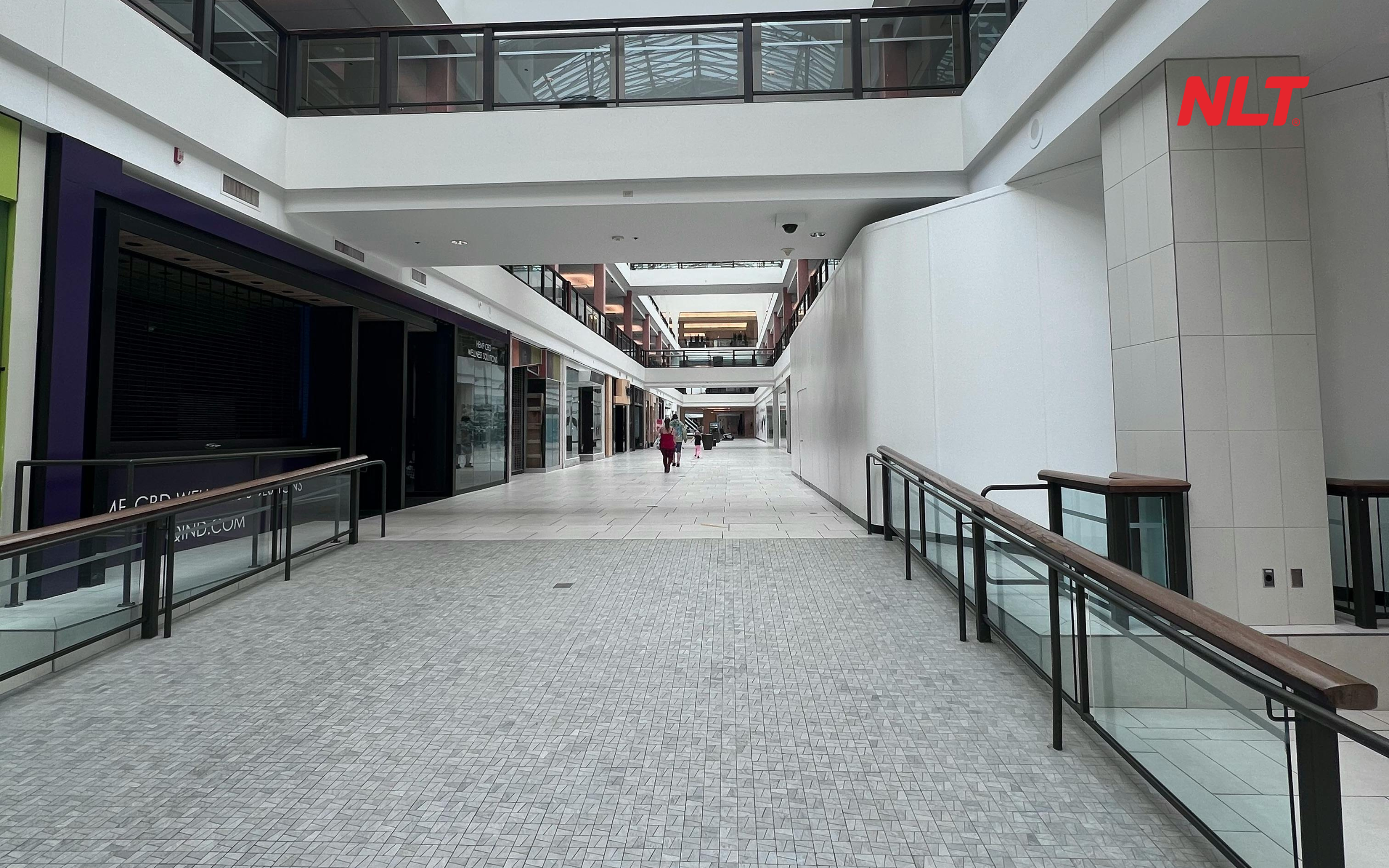 Gạch Porcelain Lát porcelain cho lối đi trong trung tâm thương mại sang trọng, dễ phối nội thất hiện đại